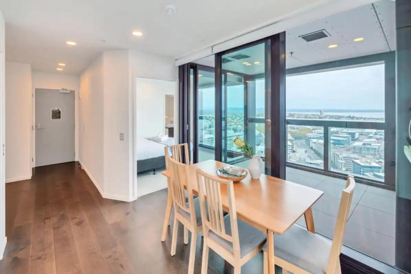 Top Floor Harbour View And Skytower View Apartment In Cbd Окленд Экстерьер фото