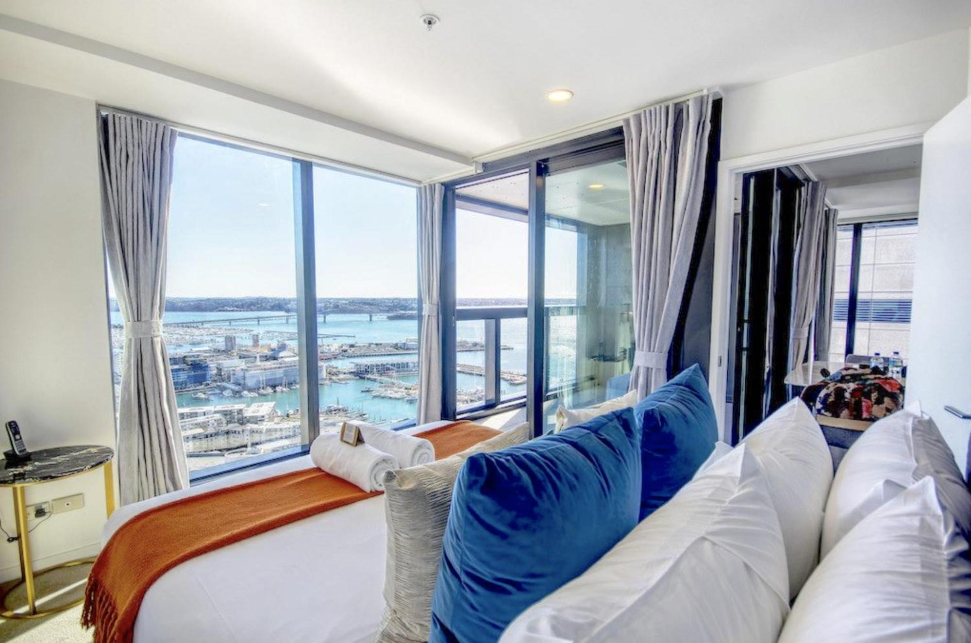 Top Floor Harbour View And Skytower View Apartment In Cbd Окленд Экстерьер фото